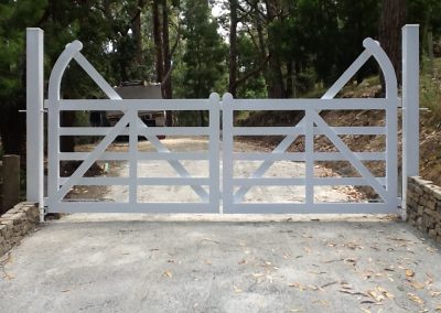 Ascot Design with Curved Heels; Automated Double Gates, Aluminium Construction; Gloss White; Balhannah
